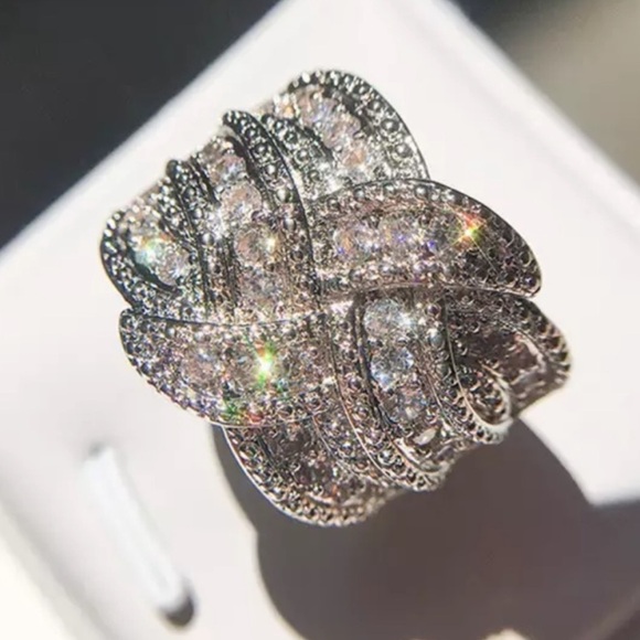 925 STERLING SILVER DIAMOND RING, CUTE RING, SHINY RING. - Picture 1 of 6